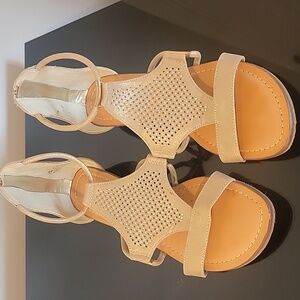 Carlos by Carlos Santana Women’s Metallic Gold Gladiator Sandals Size 7.5